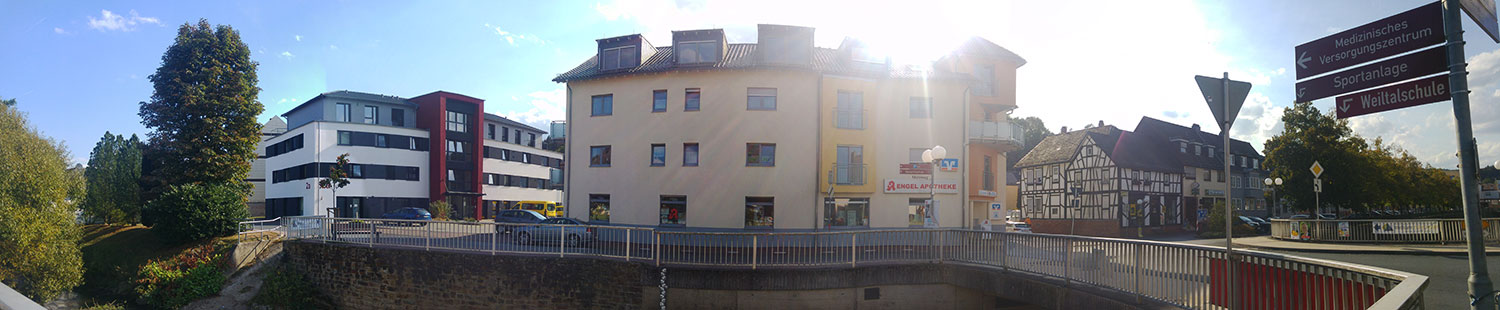 Das Medizinische Versorgungszentrum links neben dem Gebäude mit dem Pflegedienst am Marktplatz Weilmünster.