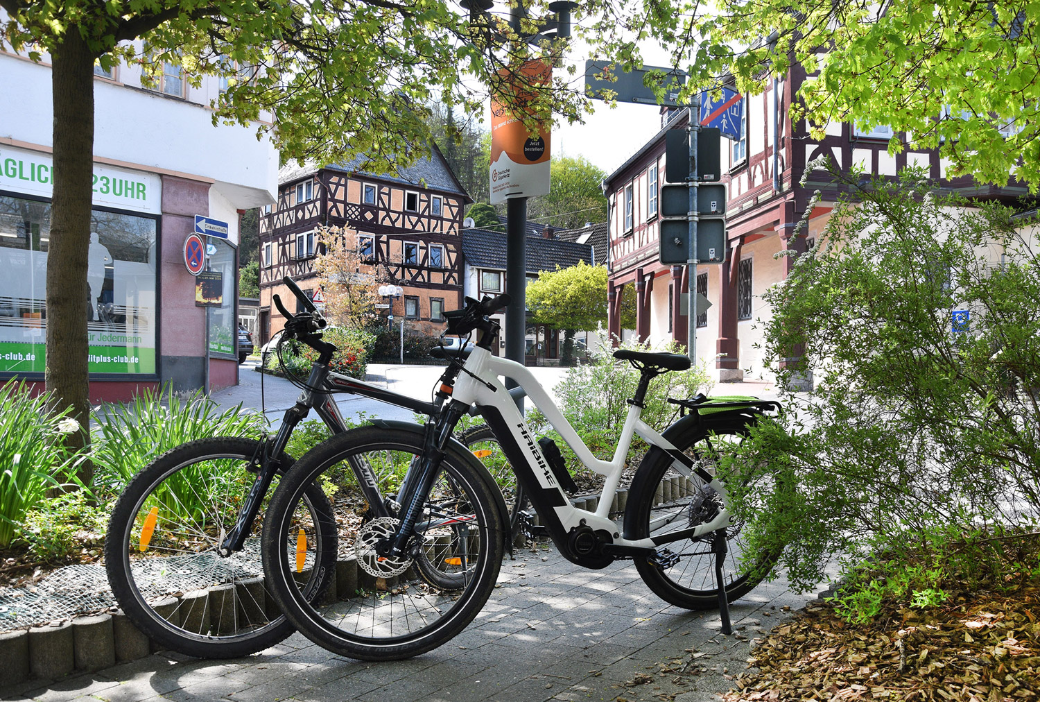Stadtradeln - zwei Fahrräder im Ortskern des Marktflecken Weilmünster