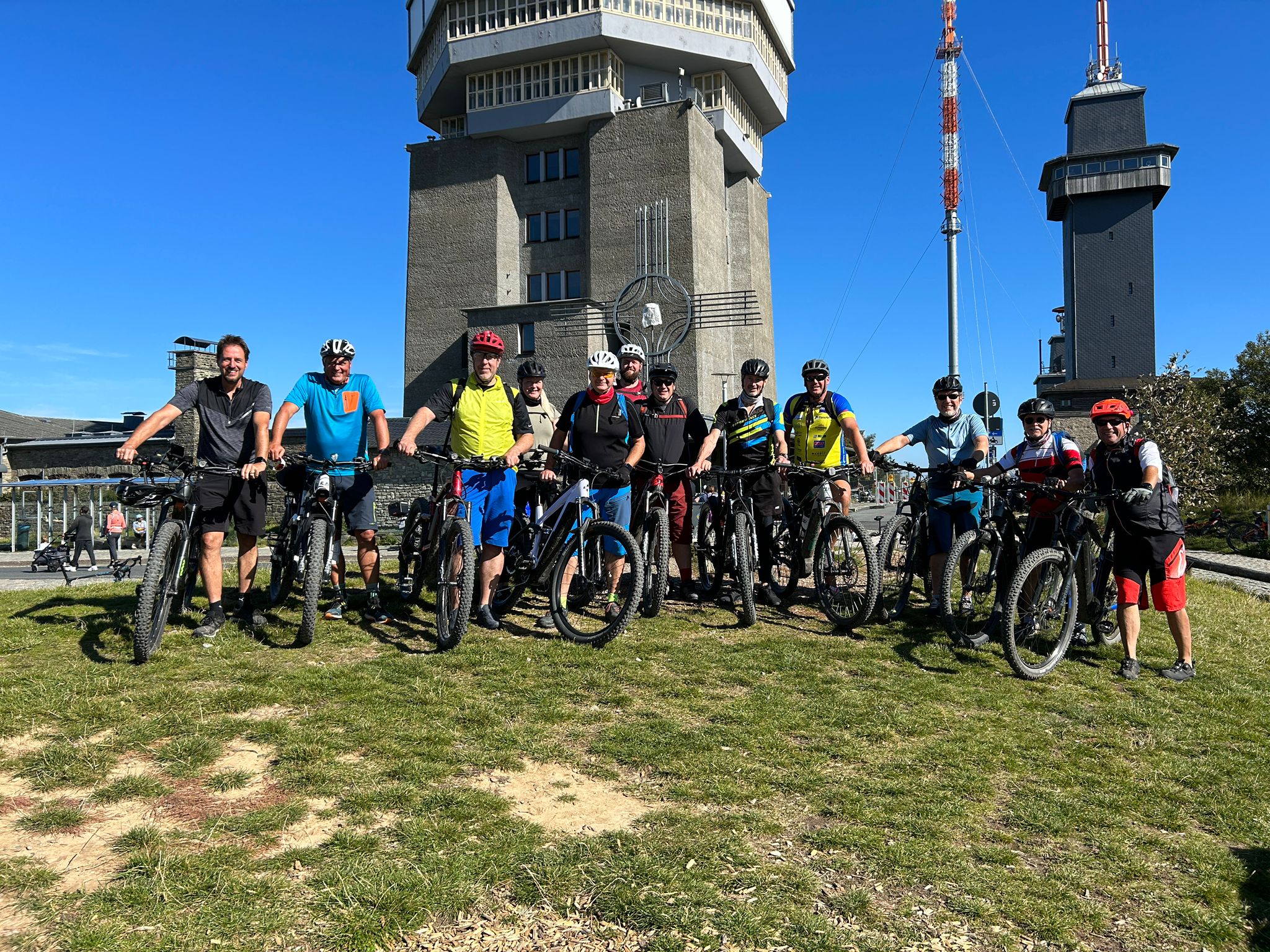 Teilnehmer der E-MTB-Tour am Großen Feldberg im Taunus
