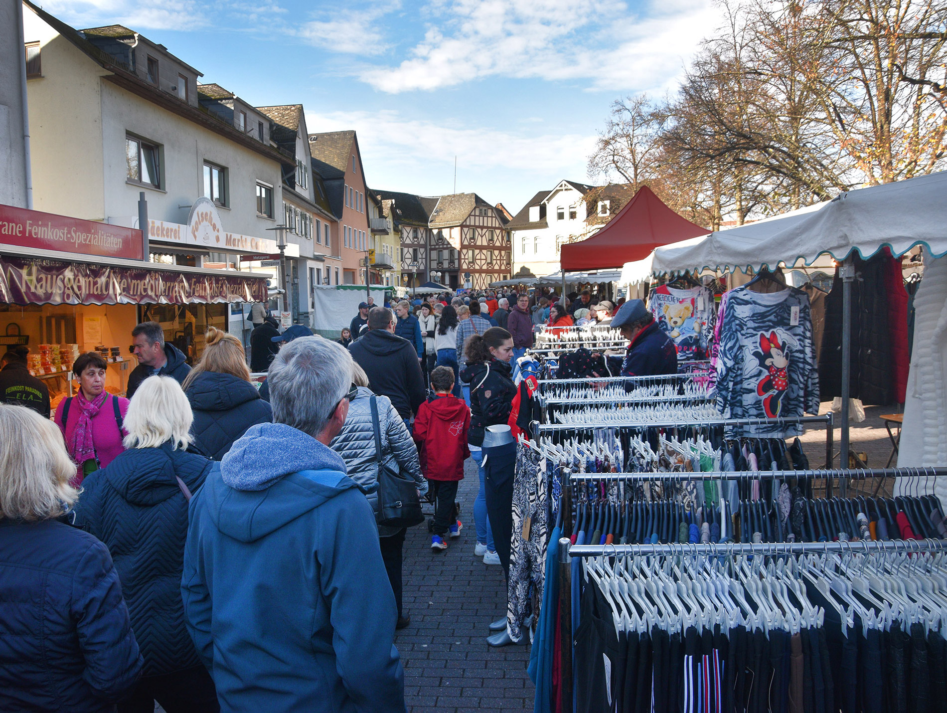 Martinimarkt Marktstaende auf dem Marktplatz in Weilmünster