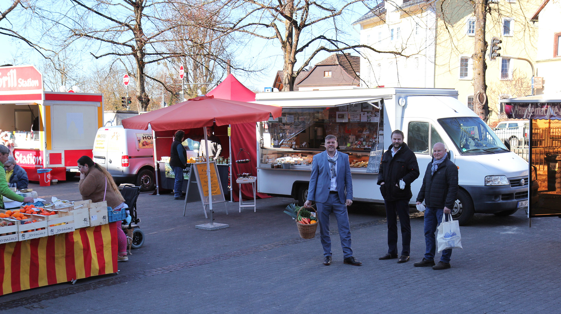 Bürgermeister Mario Koschel, Oliver Schneider und Roland Baume auf dem Wochenmarkt in Weilmünster.