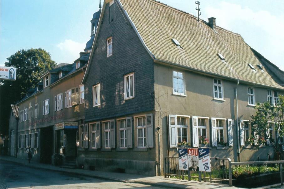 Das Posthaus in Weilmünster um 1970 Ab 1570 Posthalterei der „Kasselischen Schwedenpost“, seit 1683 Gaststätte und Metzgerei, wurde 1990/91 abgerissen; auf dem freigewordenen Grundstück entstand das Bürgerhaus mit Gaststätte „Zum Posthaus“, eingeweiht am 01.07.1994