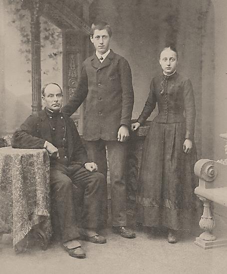 Ludwig Philipp Vonhausen mit seinem Sohn Carl und seiner Tochter Auguste. Aufnahme von Peter Flum Weilburg 1892 Foto: Archiv, HVW